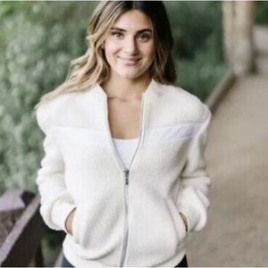 Ziya Women’s Flying V Sherpa Fleece Jacket/ small/ cream